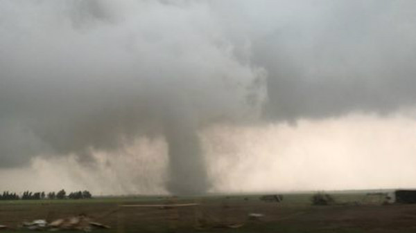 Mỹ: Lốc xoáy cuồn cuộn ở Oklahoma, Missouri tuyên bố tình trạng khẩn cấp do bão, lũ
