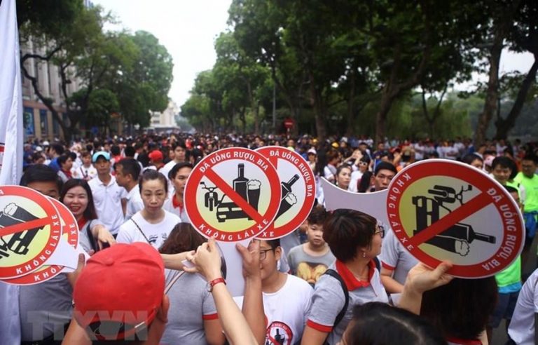 Đại biểu Quốc hội đề nghị siết chặt quy định quảng cáo rượu, bia