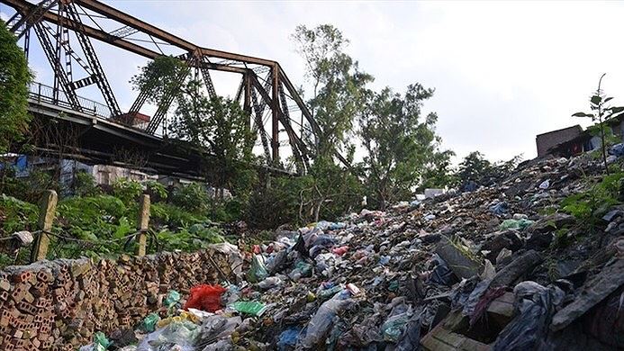 Rác thải “bủa vây” chân cầu Long Biên