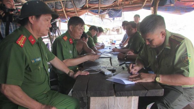 Hoàn tất cáo trạng đường dây buôn lậu gần 1000 m3 gỗ tại Đắk Nông: Hàng loạt cán bộ kiểm lâm đã “nhúng chàm” ra sao?