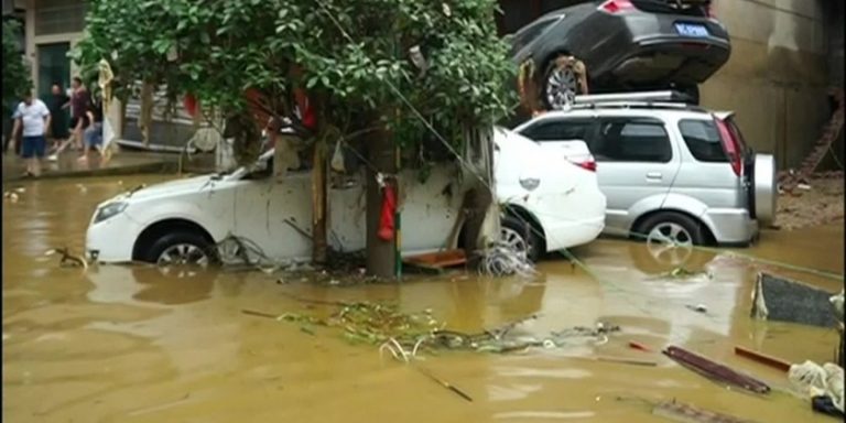 Lũ lụt do mưa lớn làm ít nhất 6 người thương vong