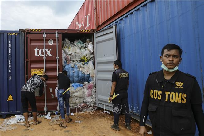 Indonesia gửi trả Australia hơn 200 tấn rác
