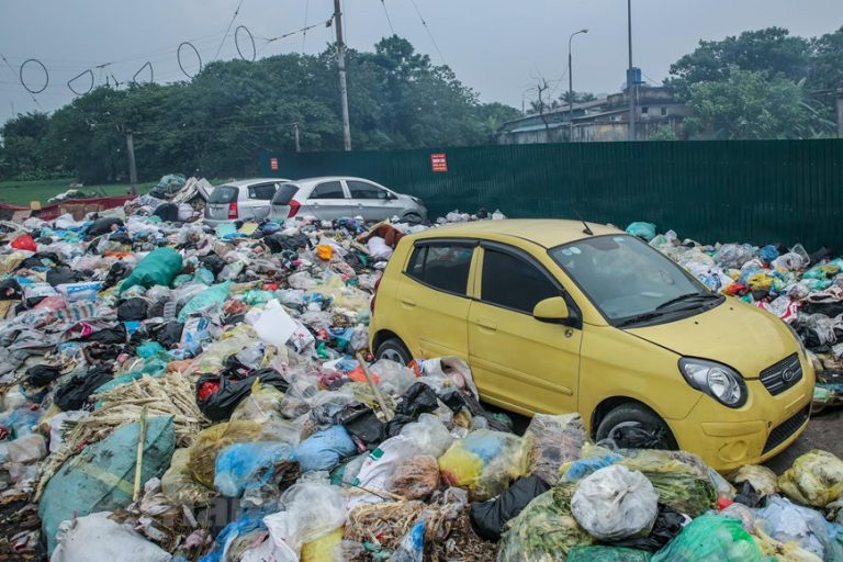 Kỳ lạ chuyện rác tràn ra đường phố, bủa vây xế hộp