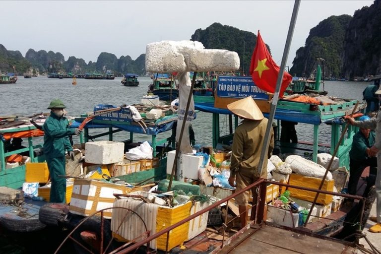 “Cứu” vịnh Hạ Long: Từ 1.8, thí điểm chấm dứt dùng chai nhựa