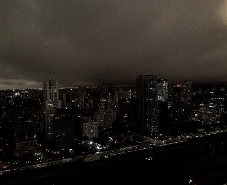 Bầu trời Sao Paulo đen kịt giữa ban ngày do khói cháy rừng Amazon
