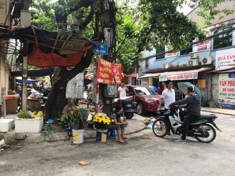 Hà Nội: Khám sức khỏe cho người dân tại khu vực gần Công ty Rạng Đông