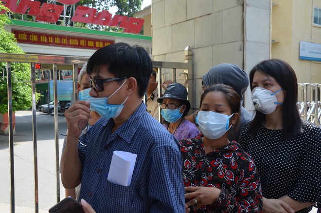 Người dân bịt khẩu trang kéo đến nhà máy Rạng Đông yêu cầu đối thoại