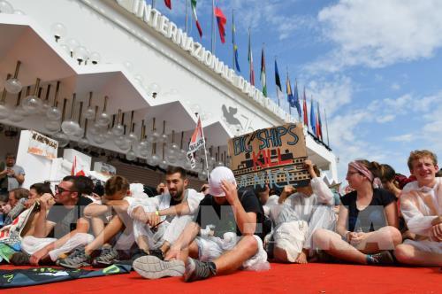 Biến đổi khí hậu: Hàng trăm người biểu tình “xâm chiếm” thảm đỏ Venice
