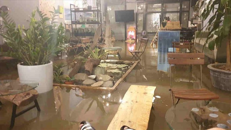 Thái Nguyên mưa lớn, đường biến thành sông, nhà cửa ô tô chìm trong nước