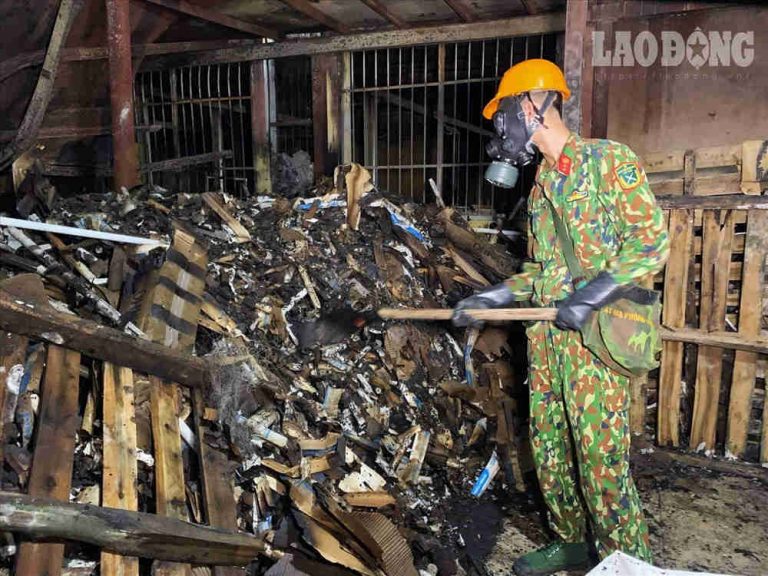 Khơi thông cống rãnh, nước thải quanh Công ty Rạng Đông trong 1 tuần