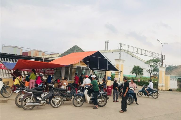 Dân dựng lều, túc trực trước nhà máy cồn ở Quảng Nam vì gây ô nhiễm