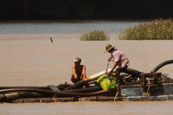 Bài 2: Dân lo lắng khi cát tặc thay nhau rút ruột các cồn bãi giữa sông Hàm Luông…