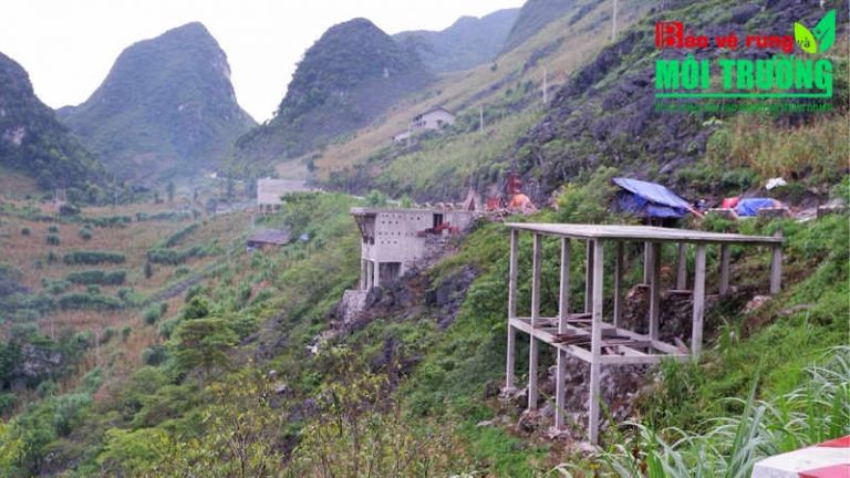 Mèo Vạc – Hà Giang: Sửng sốt những công trình “quay lưng” với Mã Pì Lèng