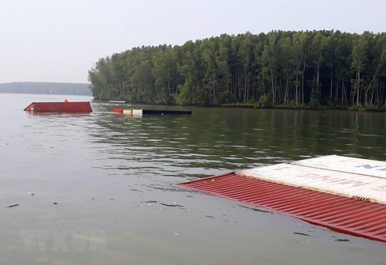 Hiện trường vụ chìm tàu chở gần 300 container trên sông Lòng Tàu
