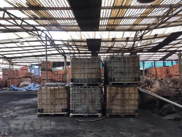 Cận cảnh những thùng dầu thải làm ô nhiễm nguồn nước sông Đà