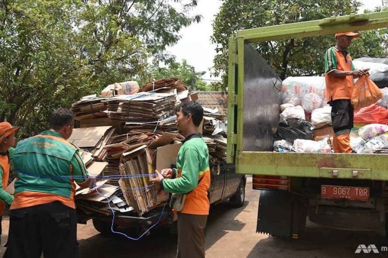 Người dân Indonesia hào hứng đổi rác lấy vàng