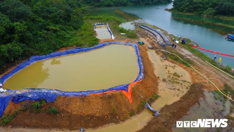 Cận cảnh quá trình xử lý bùn nhiễm dầu thải trên kênh dẫn nước Sông Đà