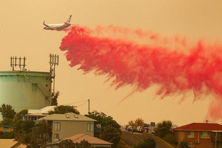 Bầu trời màu cam bên trên những đám cháy rừng Australia