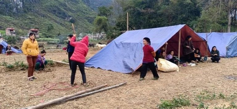Cao Bằng: Người dân dựng lán ngủ ngoài đồng sau động đất thứ 2