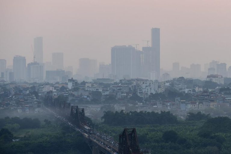 Không khí càng ô nhiễm, xe điện càng rộng cửa