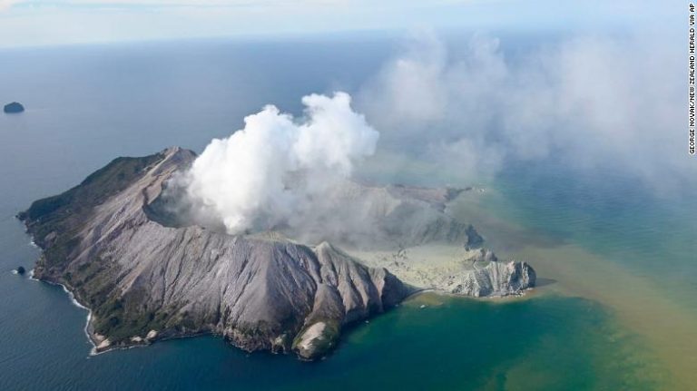 Khói ngút trời trên đảo nơi núi lửa phun trào ở New Zealand
