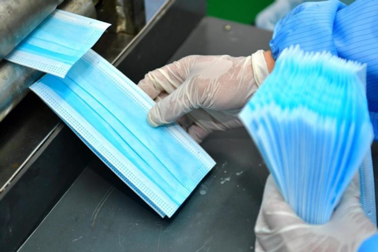 Nhà máy Trung Quốc tăng ca để sản xuất khẩu trang chống đại dịch