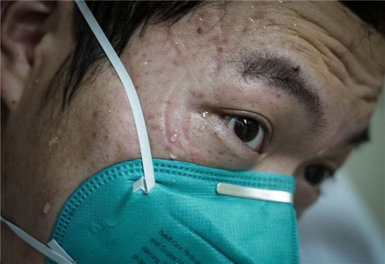 Dấu ấn cuộc chiến COVID-19 hằn sâu trên khuôn mặt người trong cuộc
