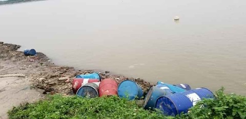 Điều tra vụ đổ trộm nhiều thùng nghi chứa hóa chất xuống sông Hồng