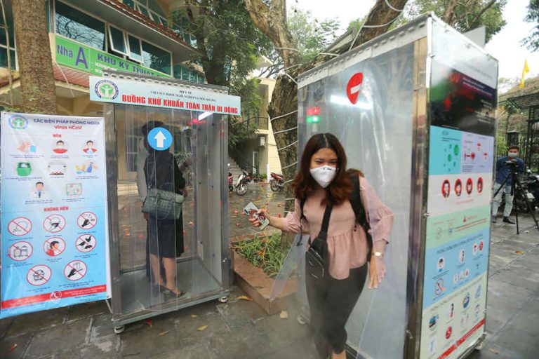 Buồng khử khuẩn toàn thân di động “made in Vietnam”