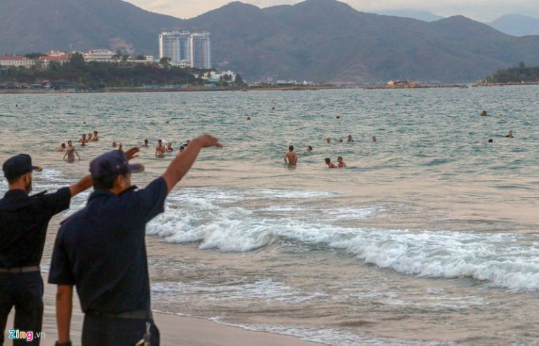 Nha Trang ra quân cưỡng chế người tắm biển