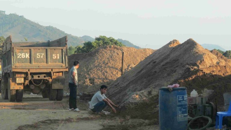 Sông Mã –  Sơn La: UBND huyện ra công văn xin “giải cứu” cát tặc?