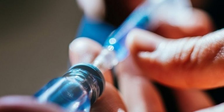 Anh thử nghiệm trên người vaccine chống Covid-19 từ tinh tinh