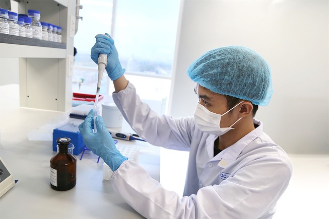 Việt Nam sắp tiêm vaccine ngừa COVID-19 cho 40 người