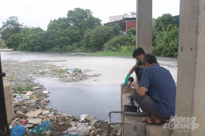 Khổ vì nước hồ bị ô nhiễm