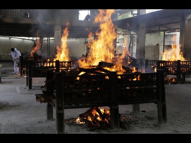 Những nỗi tuyệt vọng bên ngoài bệnh viện Ấn Độ trong “sóng thần” COVID-19