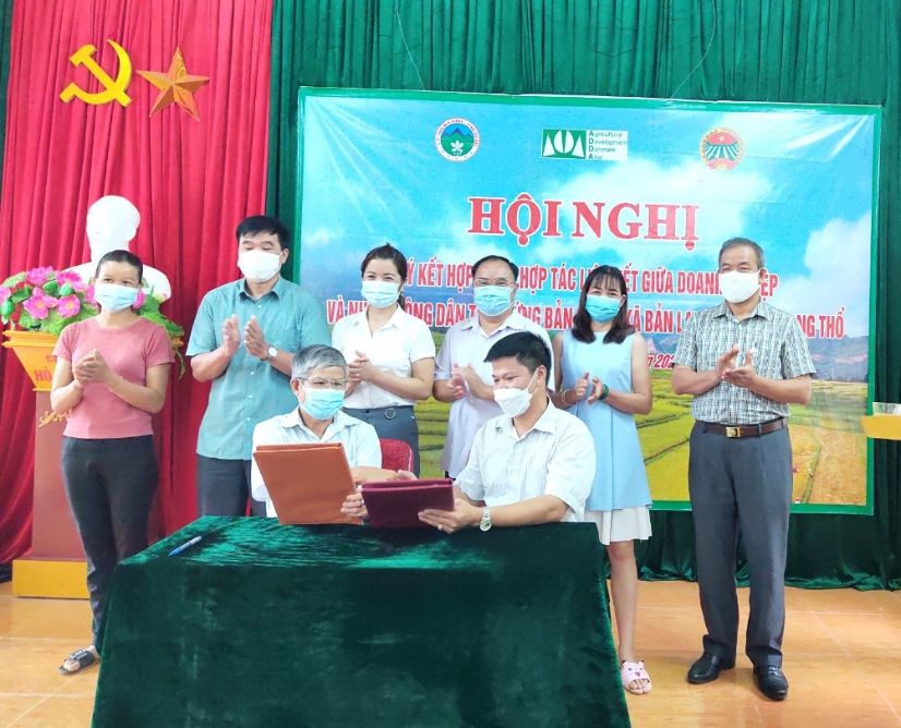 Nông dân Bản Lang ký hợp tác cùng doanh nghiệp