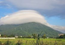 Đám mây trùm lên đỉnh núi Dinh vào sáng sớm 25.11. Ảnh: Entj Sky